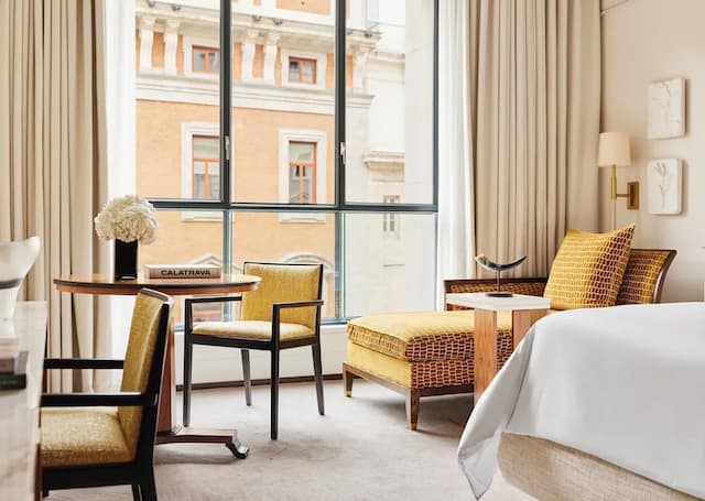 Four Seasons Hotel Madrid-Deluxe Room (King)-6
