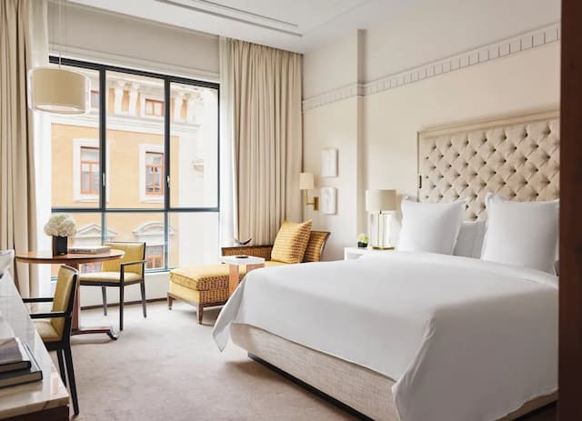Four Seasons Hotel Madrid-Deluxe Room (King)-5