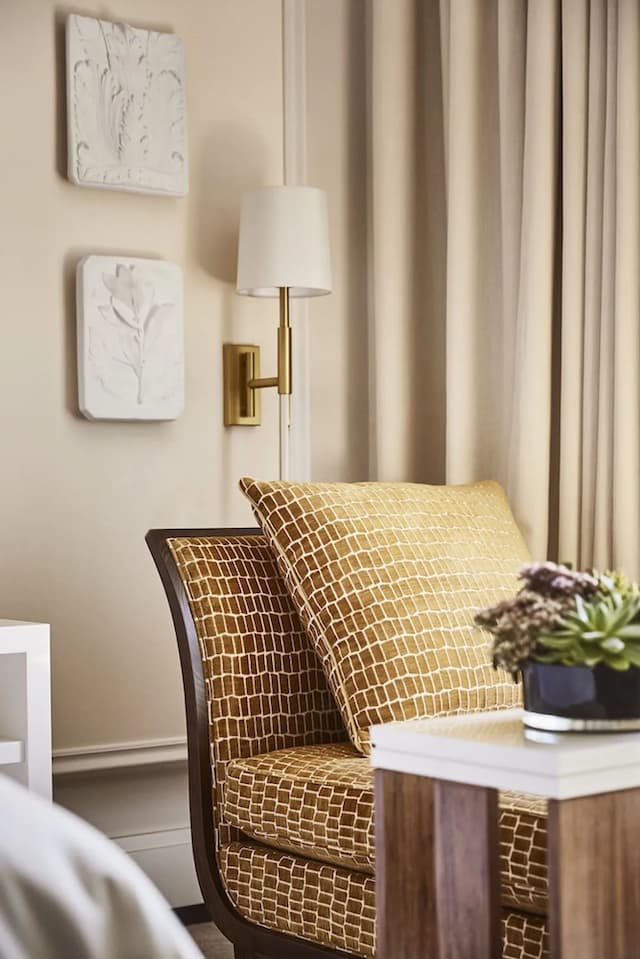 Four Seasons Hotel Madrid-Deluxe Room (King)-3