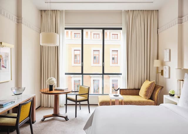 Four Seasons Hotel Madrid-Deluxe Room (King)-4