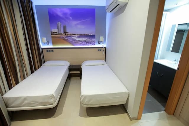 Hostal Las Flores-Double or Twin Room (with extra bed)-3