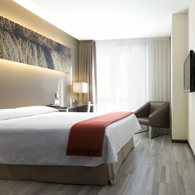 NH Barcelona Diagonal Center-Standard Room-8