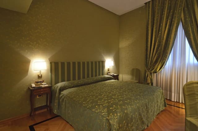 Grand Hotel Vesuvio-Superior Room King or Twin-3