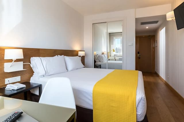 Rafaelhoteles Atocha-Standard Double Room (2 adult + 1 child)-2