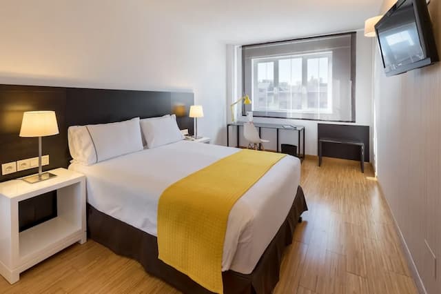 Rafaelhoteles Atocha-Standard Double Room (2 adult + 1 child)-3