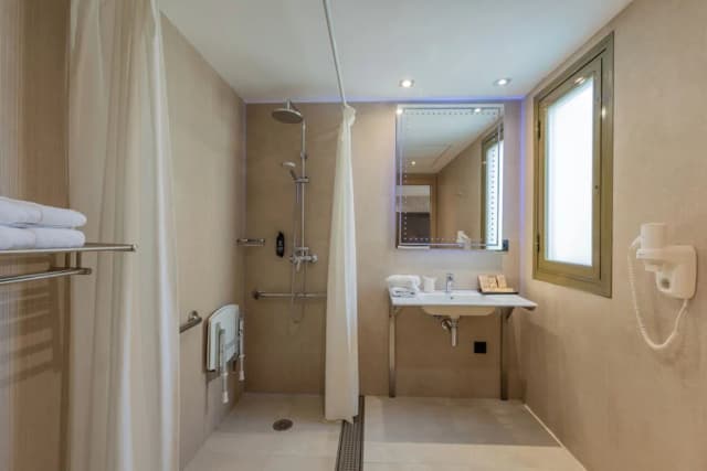 Gran Hotel Barcino-Double Room Single Use-15