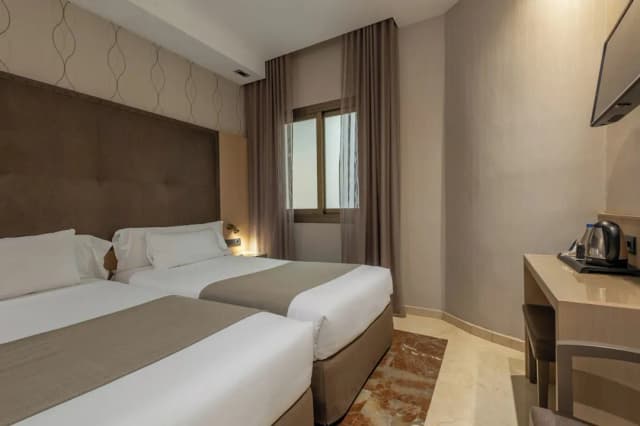 Gran Hotel Barcino-Triple 1 adulto-9