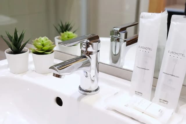 歐洲斜港飯店-高級客房, 部分海景 (1 adult)-7