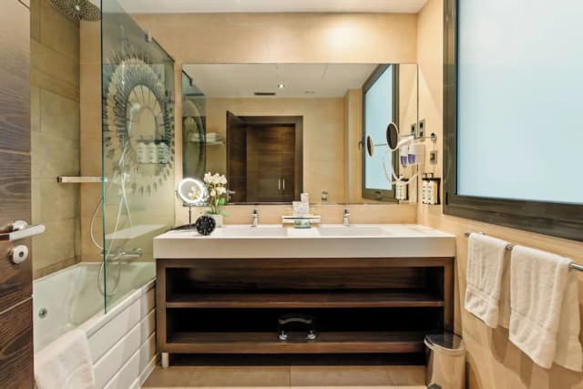 Hotel Indigo Barcelona - Plaza Catalunya by IHG-Premium Room, 1 Queen Bed, Jetted Tub, City View-5