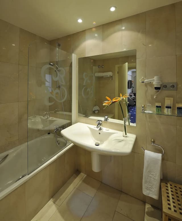 Hotel Roger de Lluria Barcelona-Classic Triple Room-6