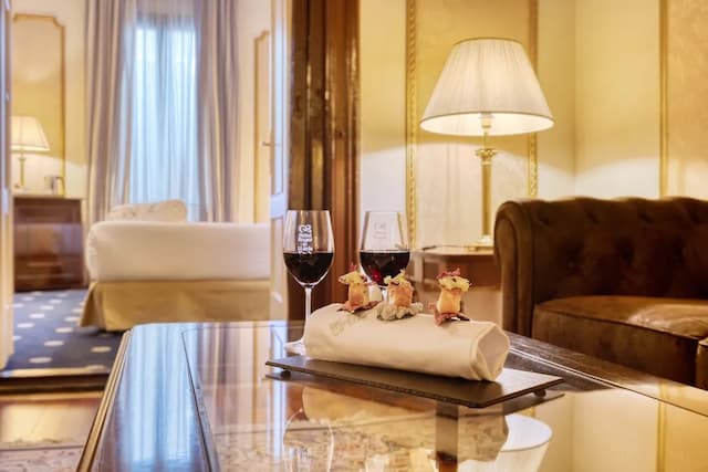 Hotel Roger de Lluria Barcelona-Family Quadruple Room-3