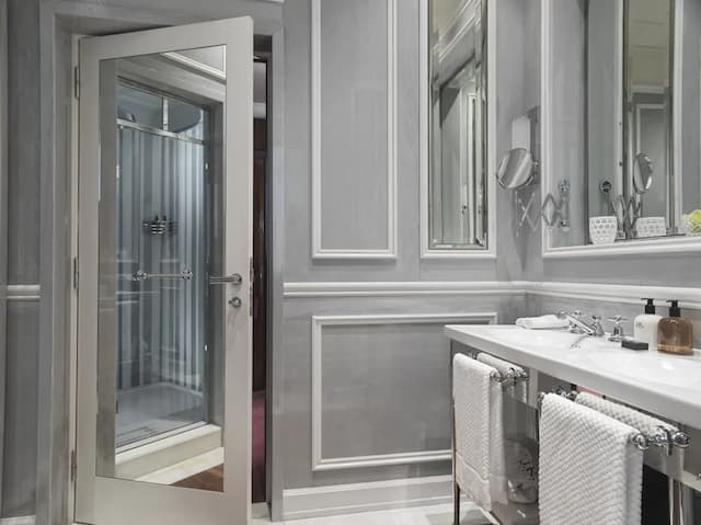 J.K. Place Roma-Room (Master)-16