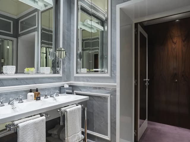 J.K. Place Roma-Room (Master)-17