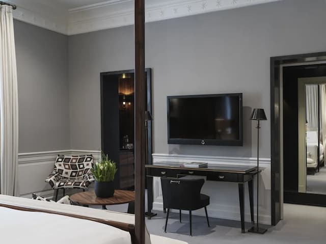 J.K. Place Roma-Room (Master)-7