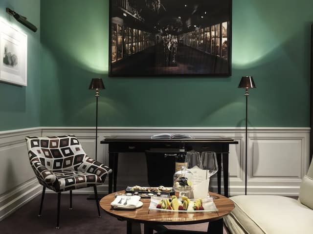 J.K. Place Roma-Room (Master)-13