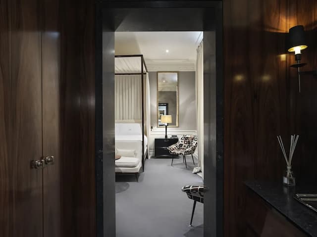 J.K. Place Roma-Room (Master)-4