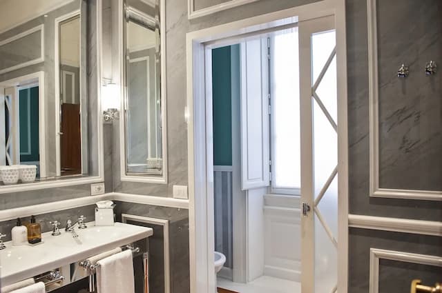 J.K. Place Roma-Room (Master)-15