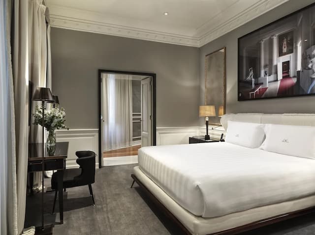 J.K. Place Roma-Deluxe Room (Grand)-9