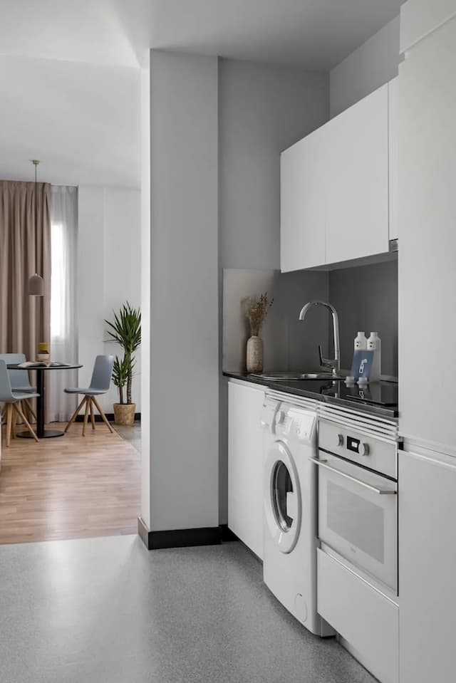 Bob W Arte-Comfy Studio-4