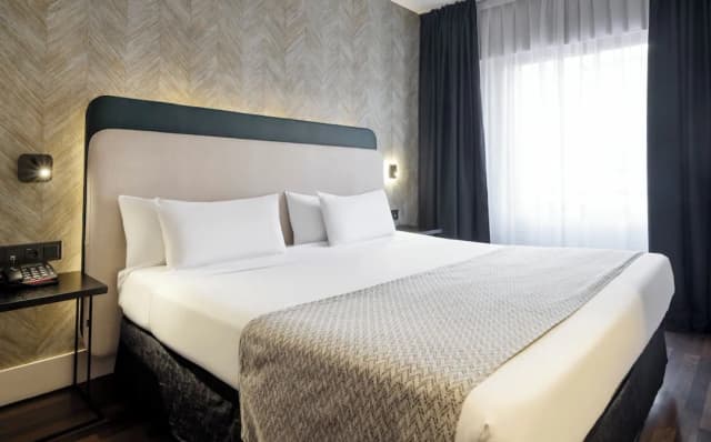 Hotel ILUNION Suites Madrid-Triple Room-6