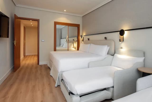 Hotel Madrid Alameda Aeropuerto, Affiliated by Meliá-Family Room-1