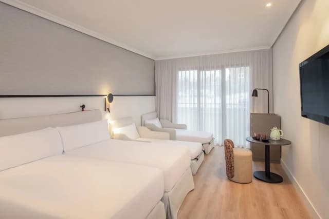 Hotel Madrid Alameda Aeropuerto, Affiliated by Meliá-Family Room-4