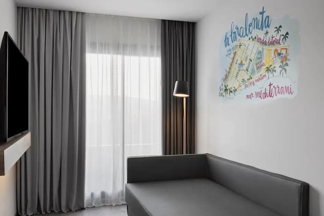 Moxy Barcelona-客房, 1 张大床和 1 张沙发床, 阳台-3