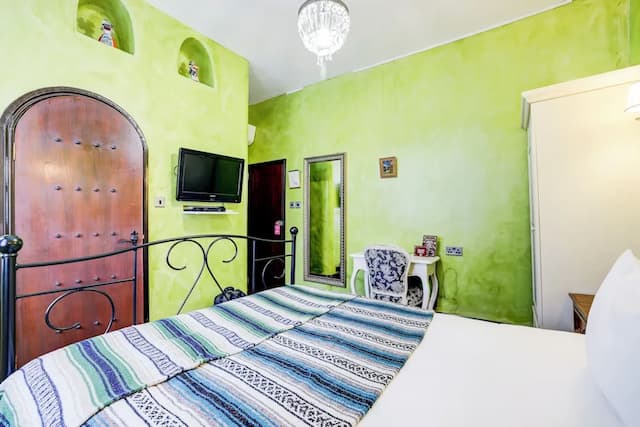 Church Street Hotel by Belvilla near The Oval-Deluxe Triple Room-3