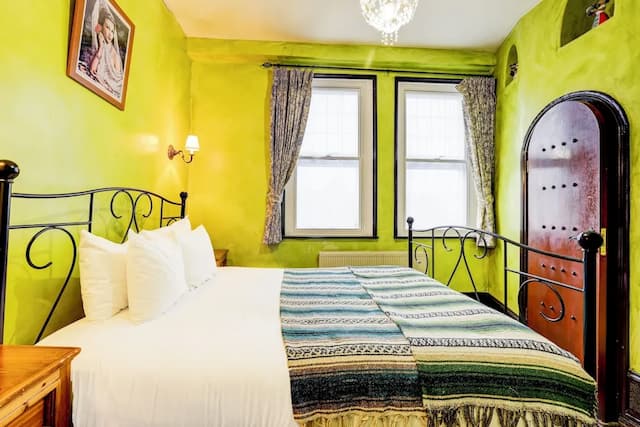 Church Street Hotel by Belvilla near The Oval-Deluxe Triple Room-4