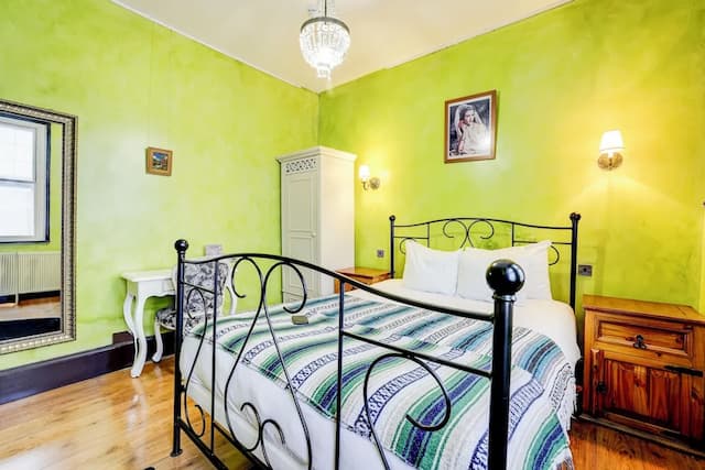 Church Street Hotel by Belvilla near The Oval-Deluxe Triple Room-2