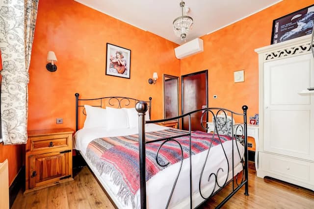 Church Street Hotel by Belvilla near The Oval-Deluxe Double King room-1