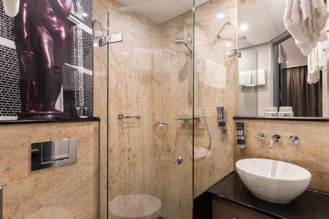 Leonardo Hotel Amsterdam Museum Quarter-舒适客房 (1 Double Bed 1 Single Bed)-13