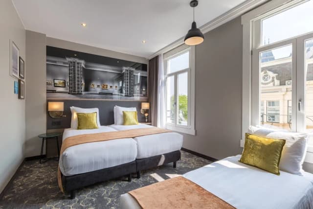 Leonardo Hotel Amsterdam Museum Quarter-舒适客房 (1 Double Bed 1 Single Bed)-1