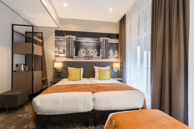 Leonardo Hotel Amsterdam Museum Quarter-舒适客房 (1 Double Bed 1 Single Bed)-9