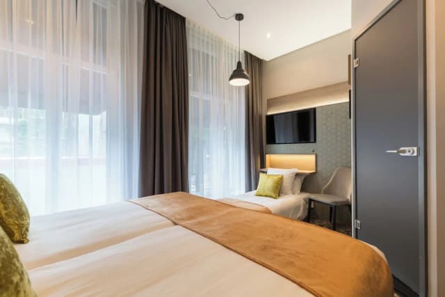 Leonardo Hotel Amsterdam Museum Quarter-舒适客房 (1 Double Bed 1 Single Bed)-12