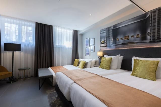 Leonardo Hotel Amsterdam Museum Quarter-舒适客房 (1 Double Bed 1 Twin Bed Limited View)-4