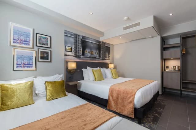 Leonardo Hotel Amsterdam Museum Quarter-舒适客房 (1 Double Bed 1 Twin Bed Limited View)-3