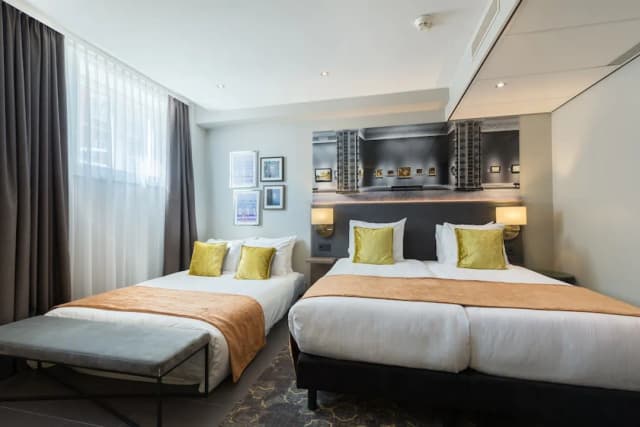 Leonardo Hotel Amsterdam Museum Quarter-舒适客房 (1 Double Bed 1 Twin Bed Limited View)-2