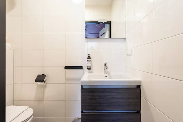 ウェーバーホテル-ベーシック トリプルルーム ベッド (複数台) 専用バスルーム-9