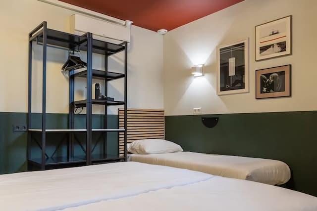 ウェーバーホテル-ベーシック トリプルルーム ベッド (複数台) 専用バスルーム-3