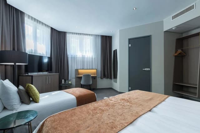 Leonardo Hotel Amsterdam Museum Quarter-舒适客房 (1 Double 1 Single Bed Limited View)-1
