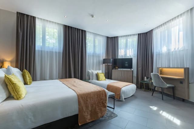 Leonardo Hotel Amsterdam Museum Quarter-舒适客房 (1 Double 1 Single Bed Limited View)-3
