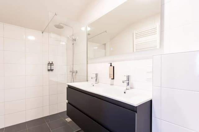 ウェーバーホテル-ベーシック 4 人部屋 ベッド (複数台) 専用バスルーム-2