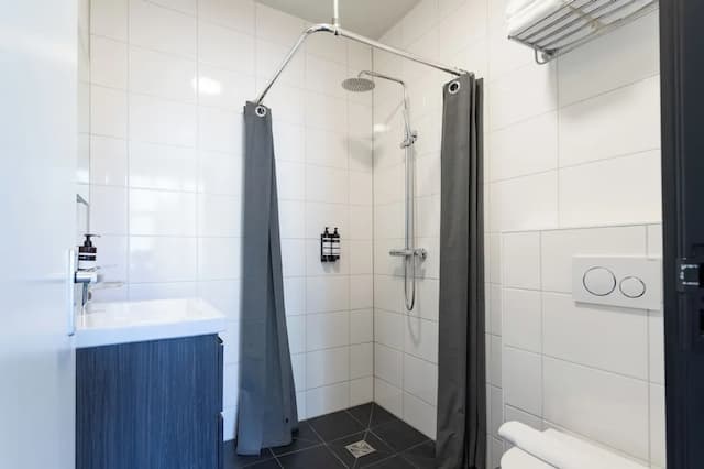 ウェーバーホテル-ベーシック 4 人部屋 ベッド (複数台) 専用バスルーム-10