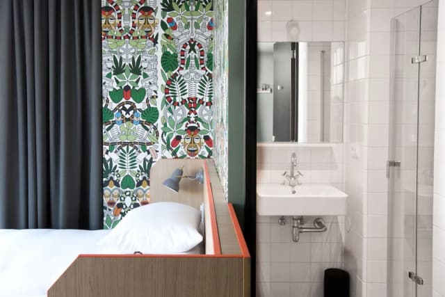 Generator Amsterdam-Private 4 bed Deluxe Room-6