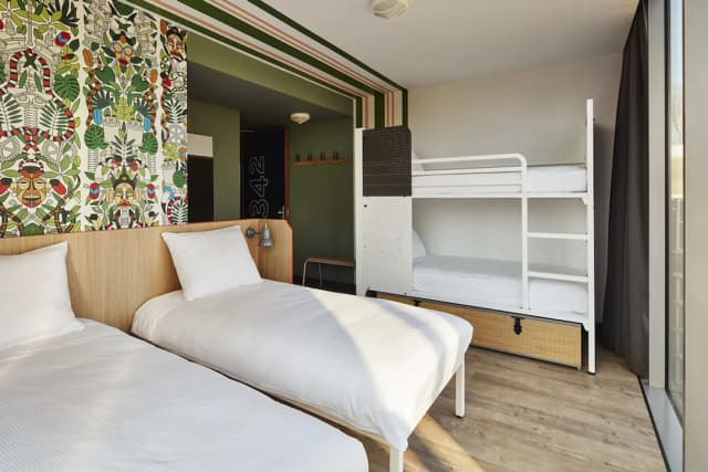 Generator Amsterdam-Private 4 bed Deluxe Room-1