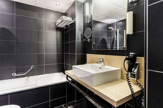 NH Amsterdam Noord-Superior Room (Extra Bed 2 adults + 1 child)-2