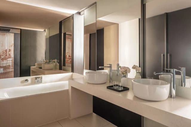 Anantara Grand Hotel Krasnapolsky Amsterdam-Premium Room (Dam View)-2