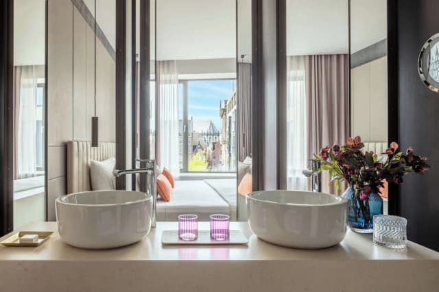 Anantara Grand Hotel Krasnapolsky Amsterdam-Premium Room (Dam View)-3