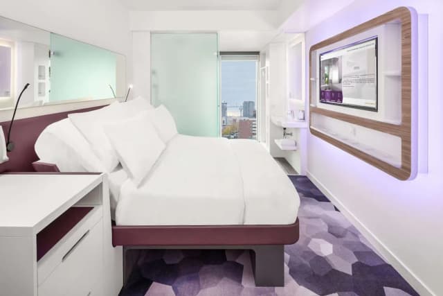 YOTEL Amsterdam-Premium Queen High Floor-1